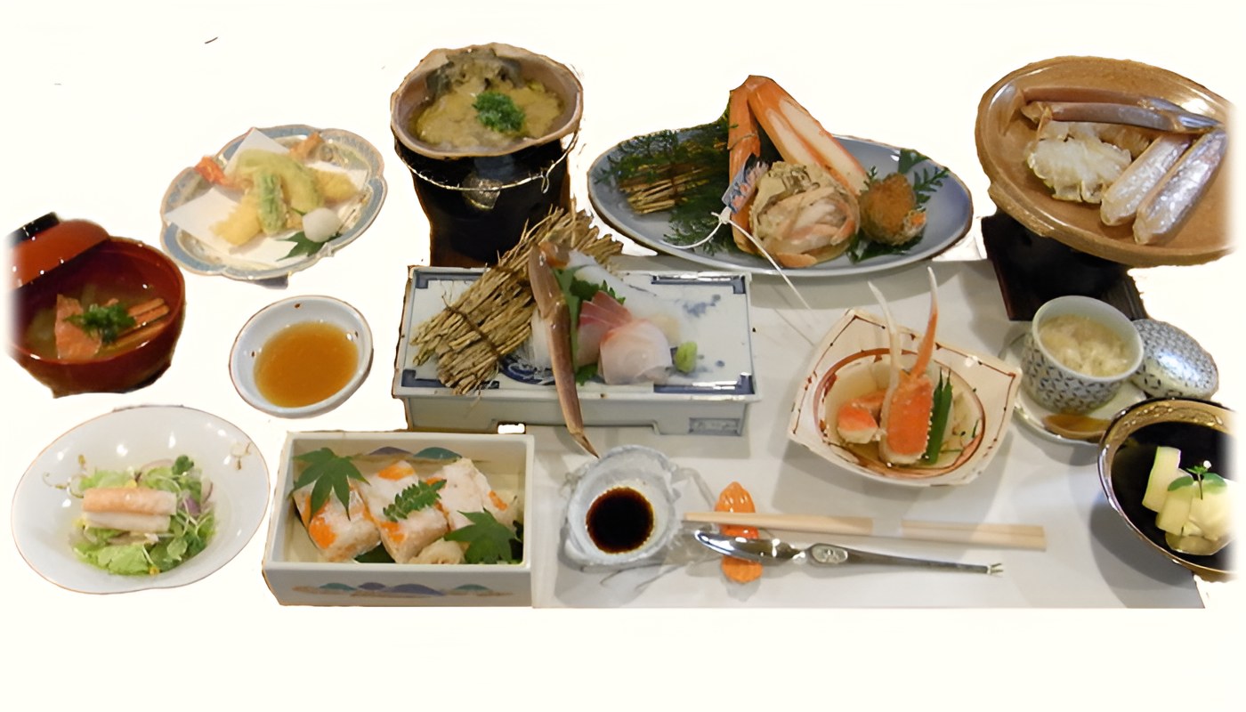 松葉ガニ会席の料理。お造り、ゆでガニ、焼きガニ、天ぷらなどが並ぶ